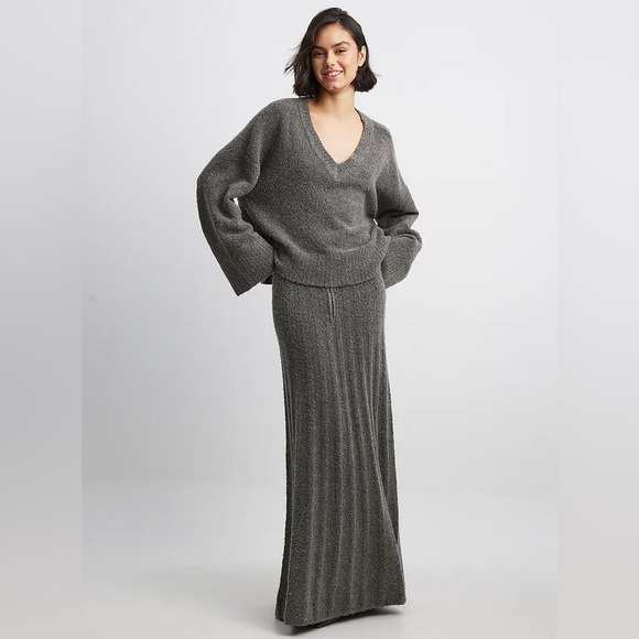 NA-KD 4 Piece - Grey Knitted V-Neck Sweater, Turtleneck Top, Scarf, & Maxi Skirt - Picture 9 of 16
